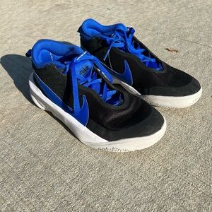 Nike Boys Hustle Blue Basketball Shoes Size 6 Youth